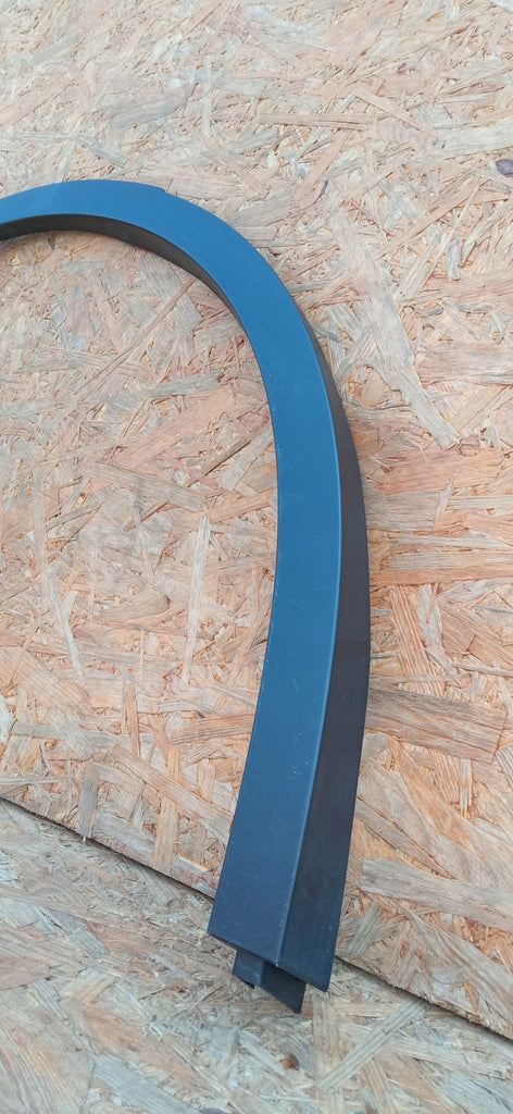 TESLA MODEL Y 22- KOTFLÜGELLEISTE HINTEN RECHTS 1683866-00-A