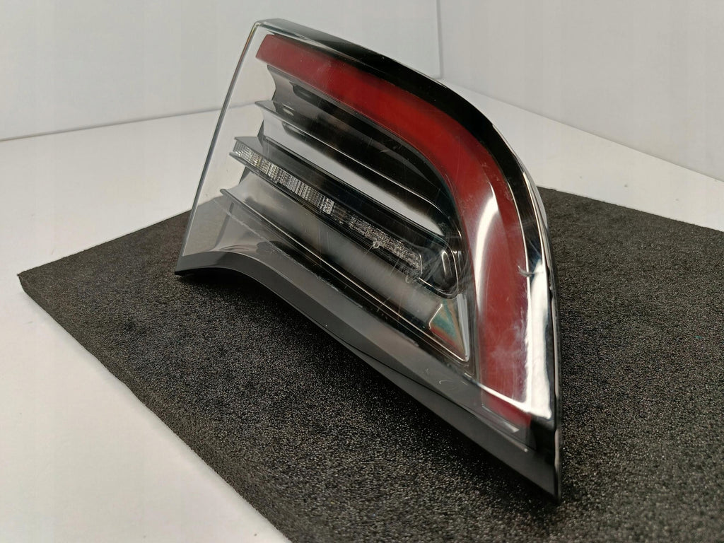 TESLA MODEL Y 20- 3 LIFT 22-KOFFERRAUMKLAPPENLEUCHTE LINKS HINTEN LED 1502088-00-B