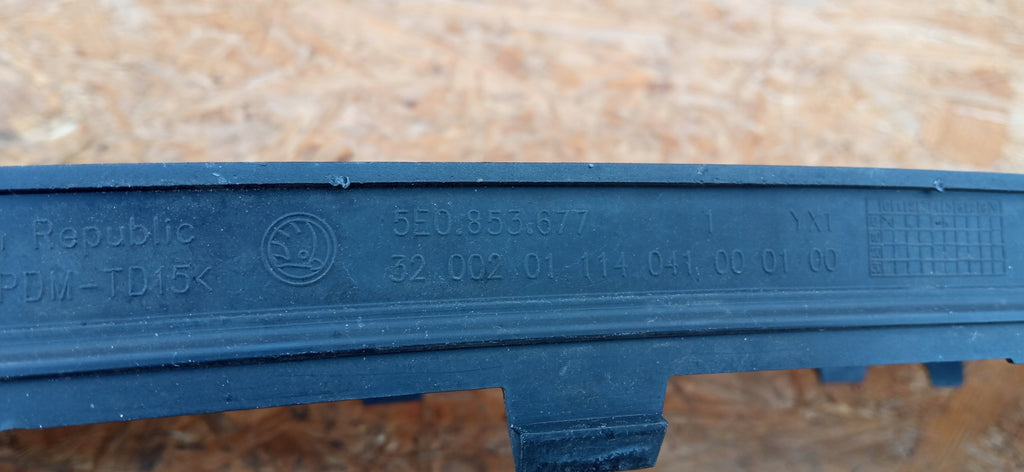 SKODA OCTAVIA III 13- KÜHLERGRILL STOßSTANGENGITTER VORNE 5E0853677