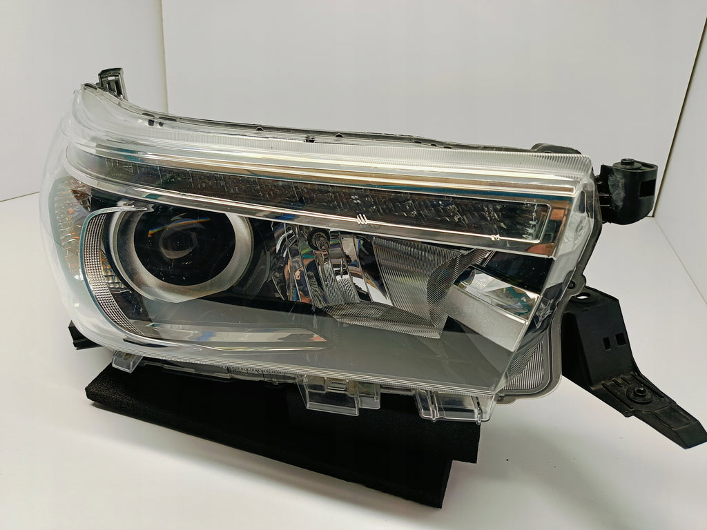 TOYOTA HILUX VIII 8 15-LAMPA REFLEKTOR PRAWY PRZÓD SOCZEWKA LED KOITO 0K-56