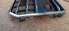 Load image into Gallery viewer, AUDI A6 C7 LIFT 14- ATRAPA KRATKA ŚRODKOWA GRILL ZDERZAKA PRZÓD 4G0853653T