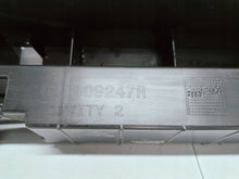 Laden Sie das Bild in den Galerie-Viewer, Renault Megane E-Tech 22- GLEITSTÜCK MITTLERE STÜTZE STOSSSTANGE VORNE 622409247R