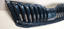 Laden Sie das Bild in den Galerie-Viewer, SKODA OCTAVIA III LIFT 16- KÜHLERGRILL STOßSTANGENGITTER VORNE 5E0853653C