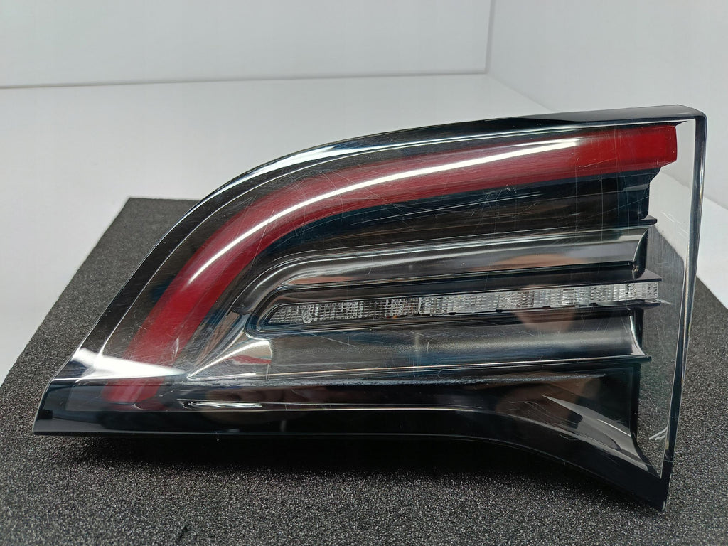 TESLA 3 III LIFT Y MY 20- LAMPA KLAPY BAGAŻNIKA PRAWY TYŁ LED 1502089-00-B