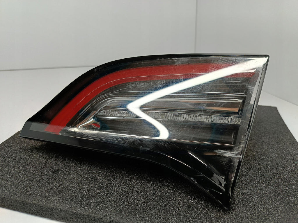 TESLA 3 III LIFT Y MY 20- HECKKLAPPENLEUCHTE RECHTS HINTEN LED 1502089-00-B