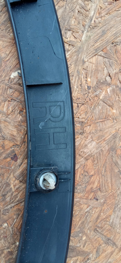 TESLA MODEL Y 20- KOTFLÜGELLEISTE RECHTS VORNE 1683860-00-A