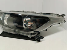 Laden Sie das Bild in den Galerie-Viewer, TOYOTA YARIS IV 4 P21 19- LAMPA REFLEKTOR LEWY PRZÓD SOCZEWKA KOITO K0-6 EU