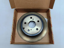 Laden Sie das Bild in den Galerie-Viewer, TOYOTA AVENSIS T25 LIMOUSINE KOMBI - HINTERE BREMSSCHEIBE ORIGINAL 42431-YZZAB