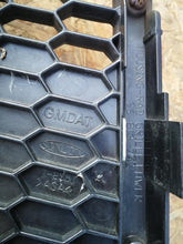 Laden Sie das Bild in den Galerie-Viewer, CHEVROLET AVEO T250 LIFT 07- ATRAPA GRILL DOLNY ZDERZAKA PRZÓD 96813742