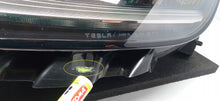 Laden Sie das Bild in den Galerie-Viewer, TESLA MODEL 3 III 17- LAMPA LEWA PRZÓD PRZEDNIA FULL LED 1077375-00-C