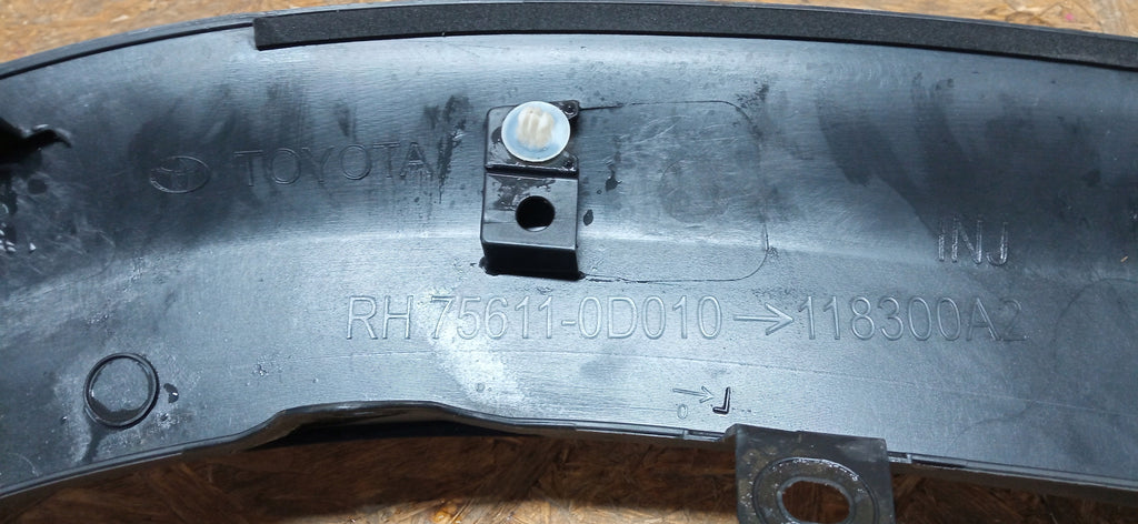 TOYOTA YARIS CROSS 20- LISTWA NAKŁADKA BŁOTNIKA PRAWY PRZÓD 75611-0D010