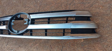 Laden Sie das Bild in den Galerie-Viewer, TOYOTA HILUX 15- KÜHLERGRILL STOSSSTANGE VORNE 53111-0K720