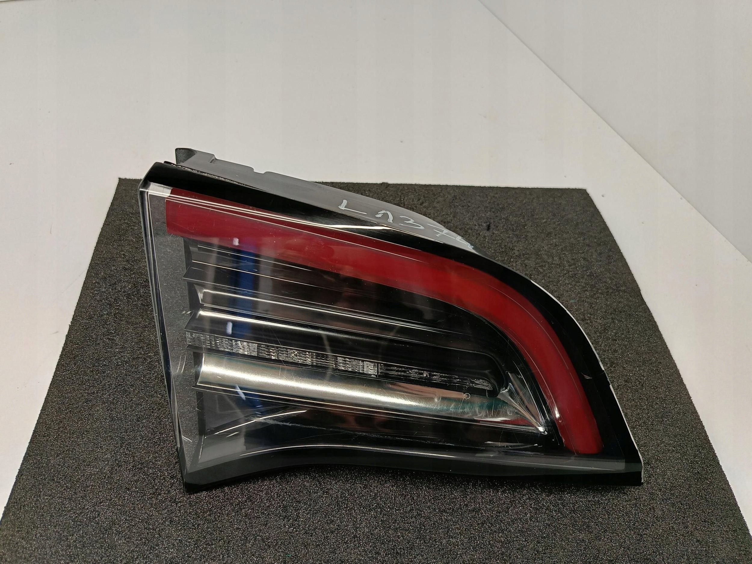 TESLA MODEL Y 20- 3 LIFT 22-LAMPA KLAPY BAGAŻNIKA LEWY TYŁ LED 1502088-00-B