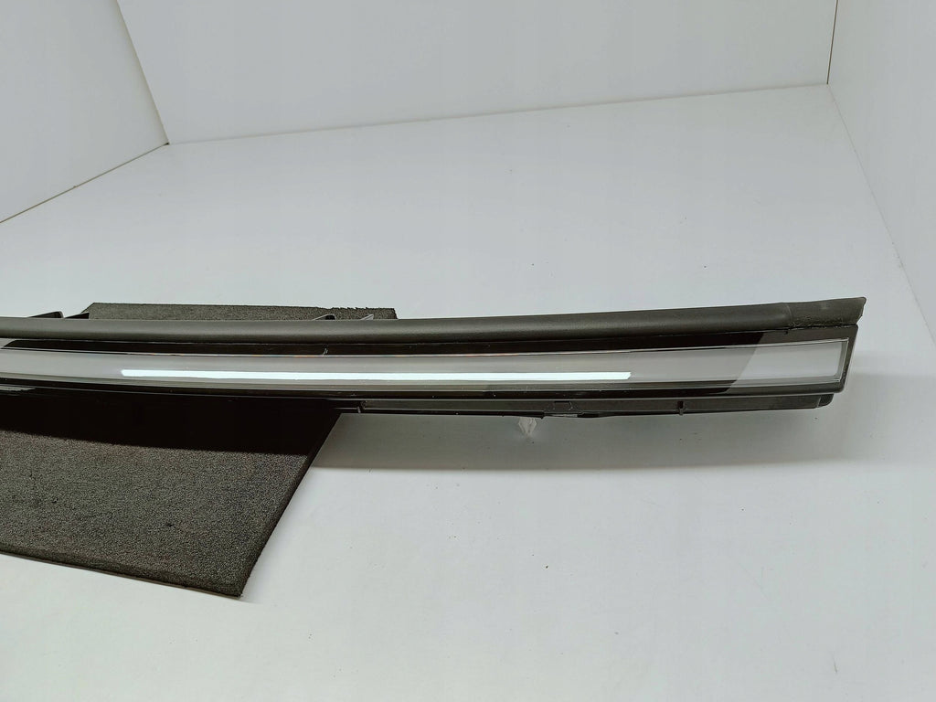 Tesla Model Y Juniper 25- LED-Leuchtenleiste Stoßfänger vorne 203829400E