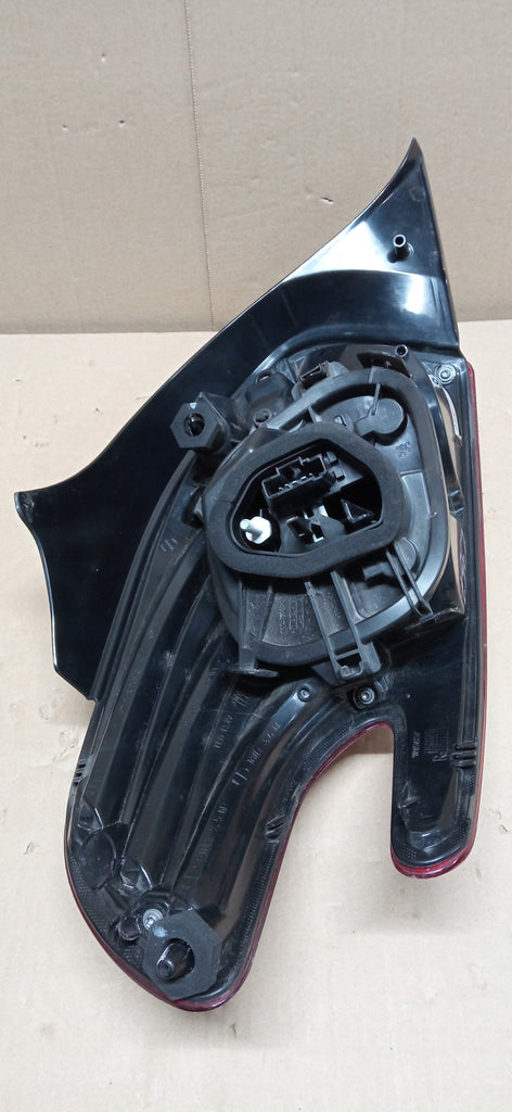 PEUGEOT 208 LIFT LAMPA TYLNA PRAWA 15-19 9825601180-0