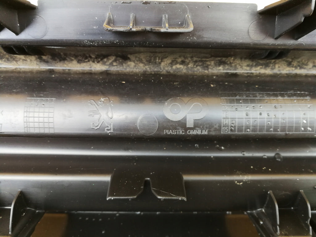 PEUGEOT 308 LIFT 11- ATRAPA KRATKA ŚRODKOWA GRILL ZDERZAKA PRZÓD 9674675177