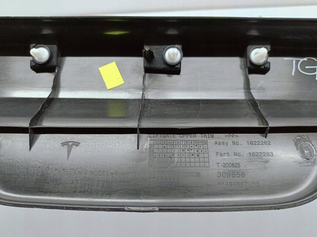 Tesla Model Y MY 20- TAPICERKA GÓRNA OSŁONA KLAPY BAGAŻNIKA TYŁ 1622262