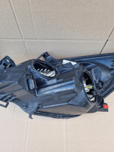 Laden Sie das Bild in den Galerie-Viewer, OPEL MERIVA B LAMPA PRAWA PRZÓD PRZEDNIA 13305776