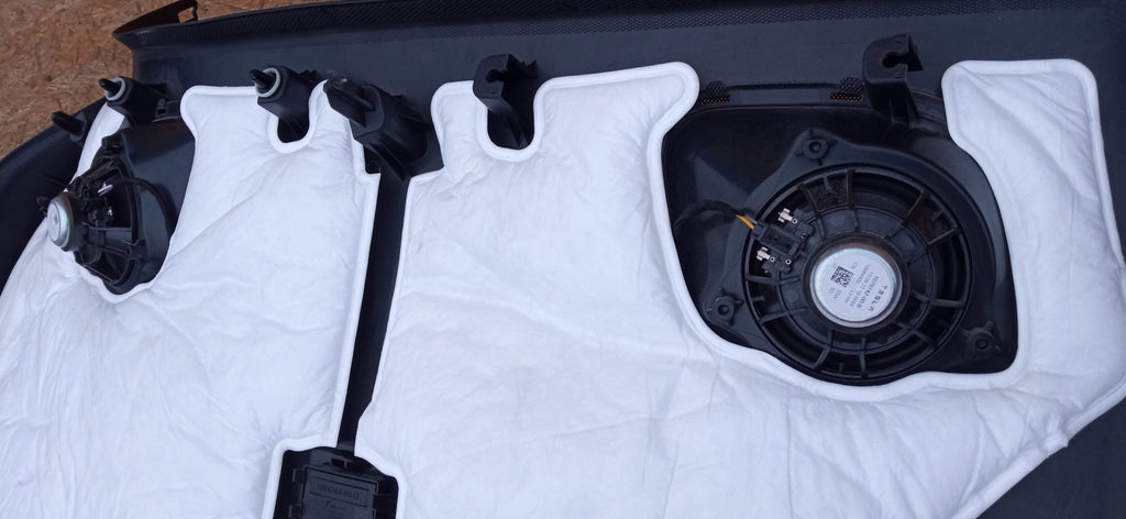 TESLA MODEL Y 20- HECKKLAPPENVERKLEIDUNG HINTEN LAUTSPRECHER 1536684-00-C