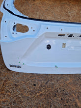 Laden Sie das Bild in den Galerie-Viewer, TOYOTA YARIS CROSS 20- HECKKLAPPE HINTEN