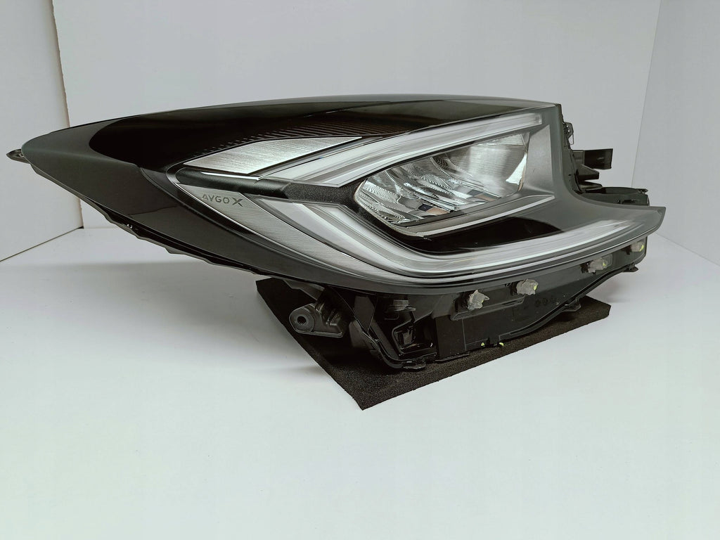 Toyota Aygo X 22- LAMPA PRAWA PRZÓD PRZEDNIA FULL LED EU KOITO 0H-33