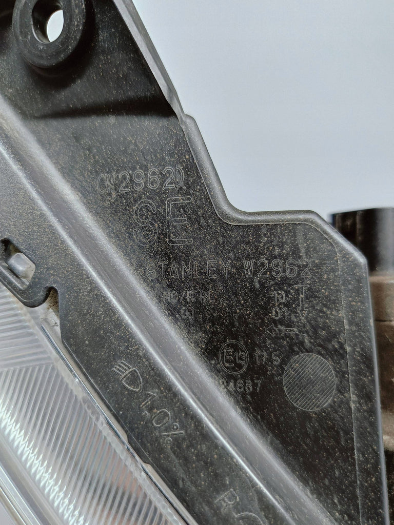 Suzuki Swift MK8 17- LAMPA PRAWA PRZÓD PRZEDNIA ZWYKŁA STANLEY W2962