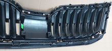 Laden Sie das Bild in den Galerie-Viewer, SKODA OCTAVIA III LIFT 16- KÜHLERGRILL STOßSTANGENGITTER VORNE 5E0853653C