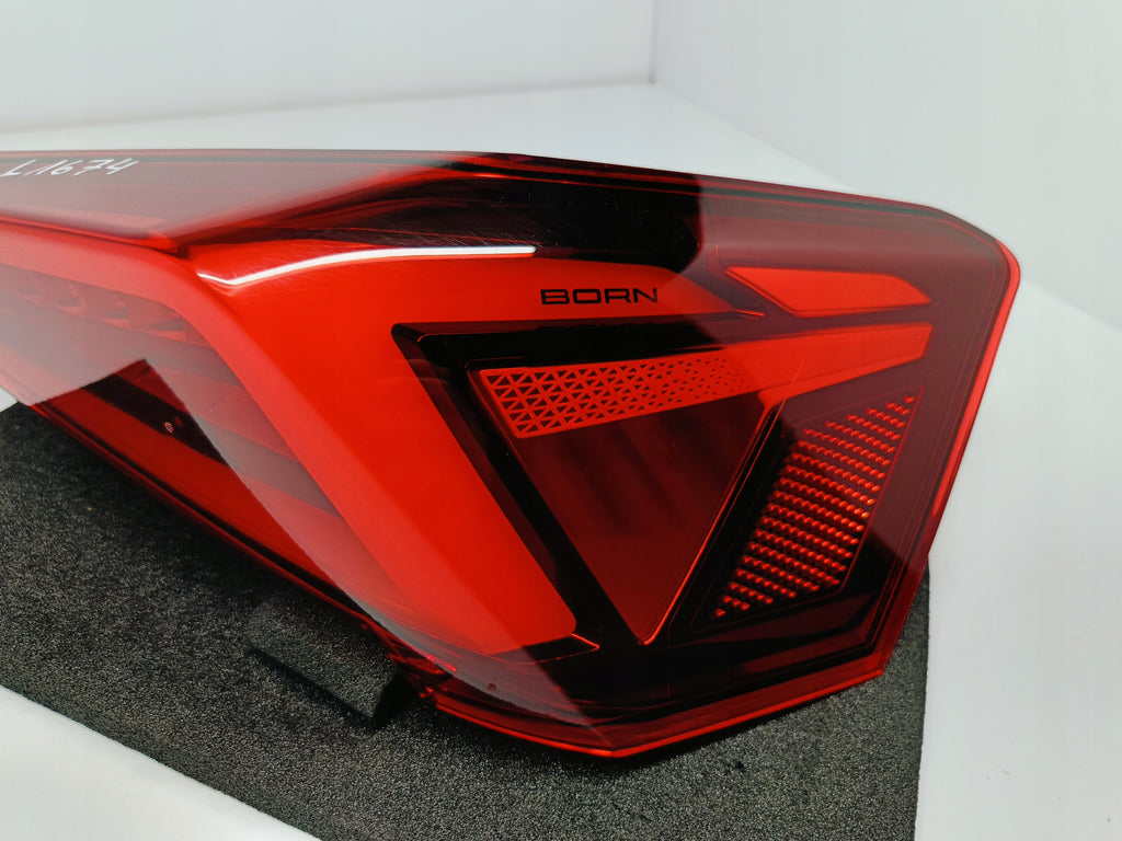 CUPRA BORN 10E 21- LAMPA REFLEKTOR ŚWIATŁO PRAWY TYŁ LED 10E945096A