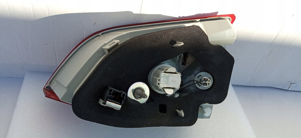 PEUGEOT 308 II T9 13- SW KOMBI LAMPA KLAPY BAGAŻNIKA LEWY TYŁ 9678098080