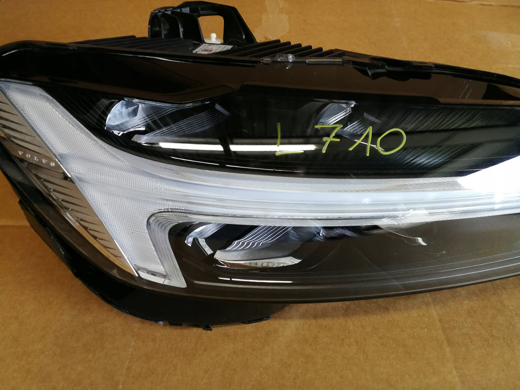 VOLVO XC60 II LIFT 20- LAMPA PRAWA PRZÓD PRZEDNIA MID LHD FULL LED 32342515