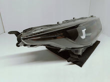 Laden Sie das Bild in den Galerie-Viewer, TOYOTA YARIS IV 4 P21 19-LAMPA REFLEKTOR PRAWY PRZÓD SOCZEWKA KOITO K0-6 EU