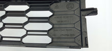 Laden Sie das Bild in den Galerie-Viewer, SKODA RAPID LIFT 17- KÜHLERGRILL STOSSSTANGENGITTER VORNE 5JA853677E