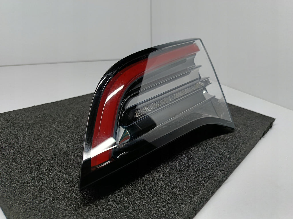 TESLA 3 III LIFT Y MY 20- HECKKLAPPENLEUCHTE RECHTS HINTEN LED 1502089-00-B