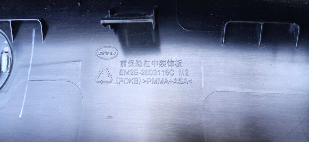 BYD DOLPHIN ELEKTRYK 23- LAMPA ŚRODKOWA ATRAPA PRZÓD EM2E-4102300A