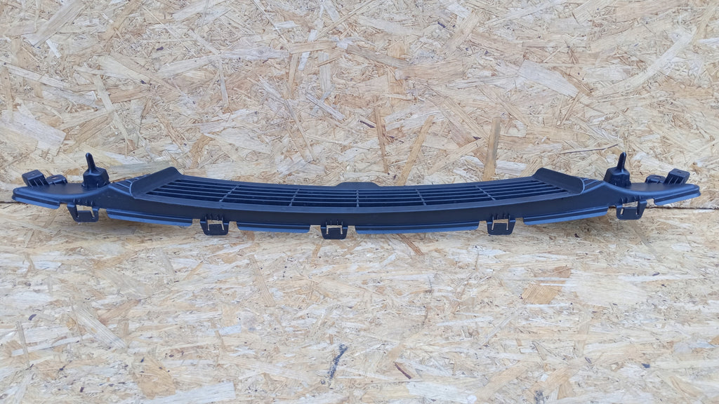 TESLA MODEL Y 20- ATRAPA KRATKA DOLNA GRILL