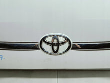 Load image into Gallery viewer, Toyota Avensis T27 LIFT 15- LISTWA BLENDA KLAPY BAGAŻNIKA TYŁ 76811-05140