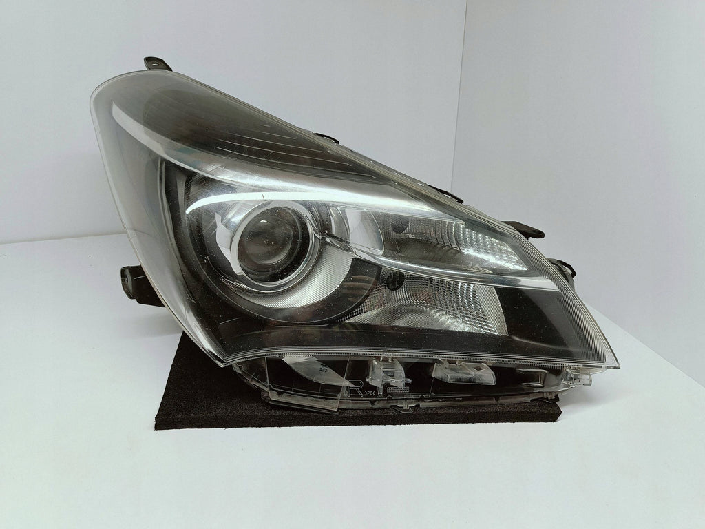 TOYOTA YARIS III LIFT 14- LAMPA PRAWA PRZÓD PRZEDNIA KOITO OD-160