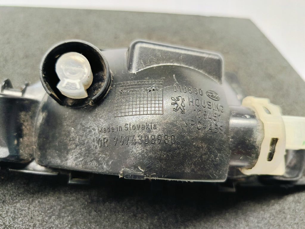 208 CORSA F MOKKA B C4 DS3- LAMPA PRZECIWMGIELNA ZDERZAKA TYŁ 9674308980