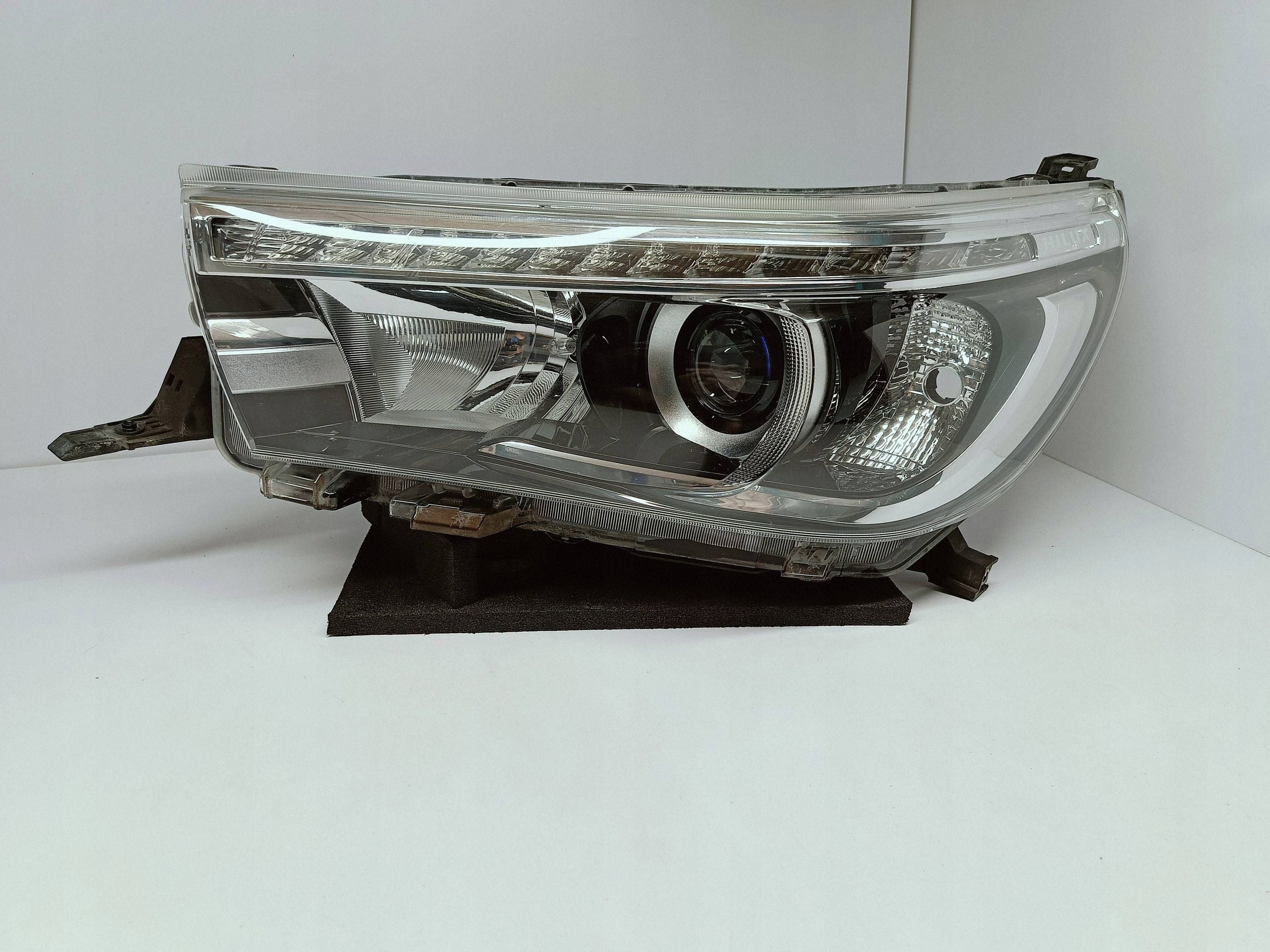 TOYOTA HILUX VIII 8 15- PHARE AVANT GAUCHE LENTILLE LED KOITO 0K-56