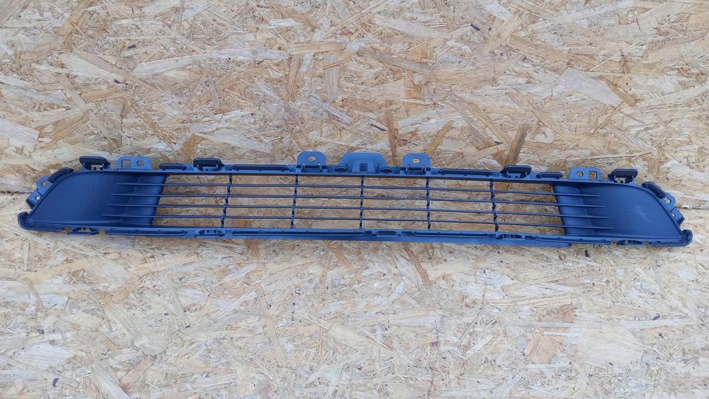 TESLA MODEL Y 20- ATRAPA KRATKA DOLNA GRILL