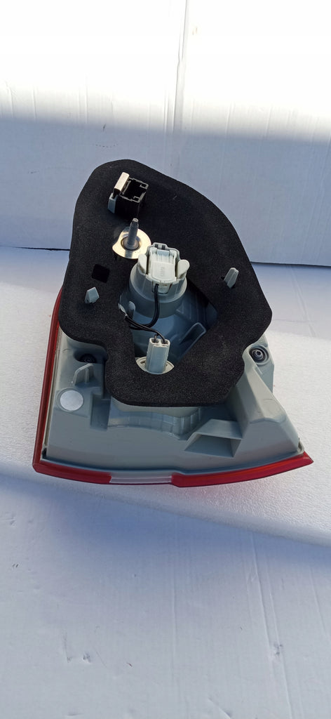 PEUGEOT 308 II T9 13- SW KOMBI LAMPA KLAPY BAGAŻNIKA LEWY TYŁ 9678098080