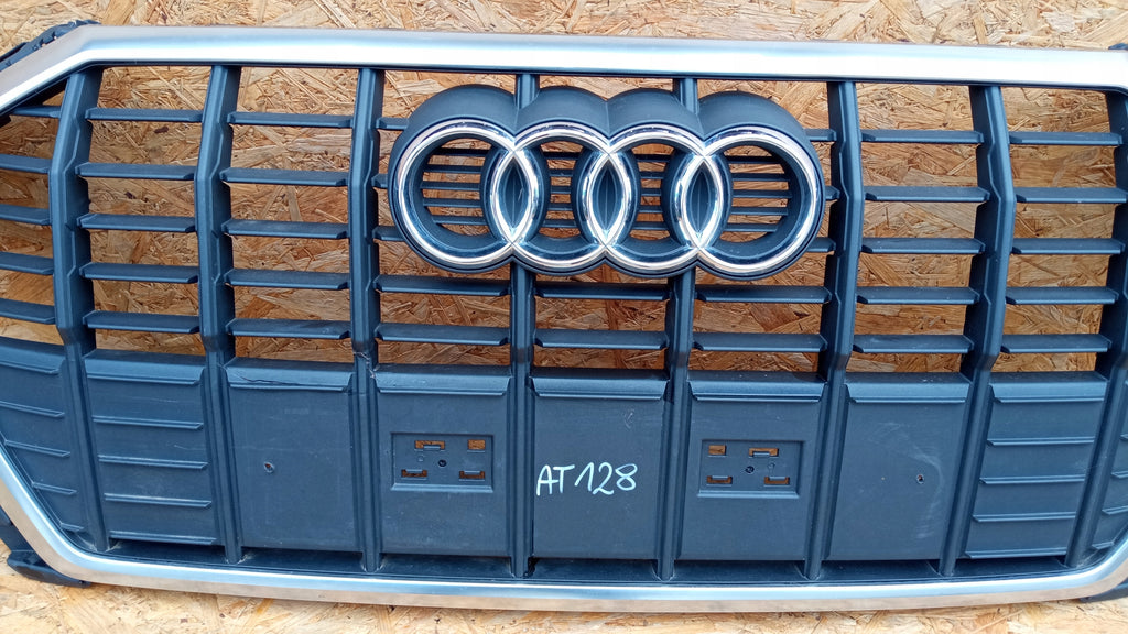 AUDI Q3 II 83A 18- ATRAPA KRATKA GRILL