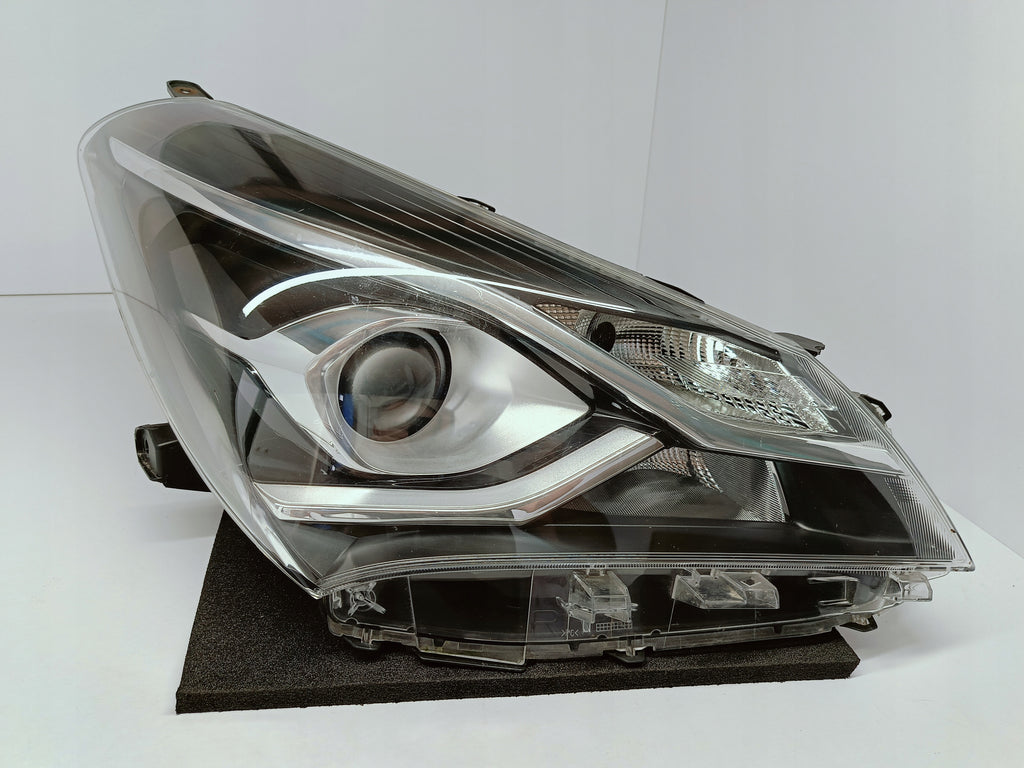 TOYOTA YARIS III LIFT 17- LAMPA PRAWA PRZÓD PRZEDNIA KOITO OD-197