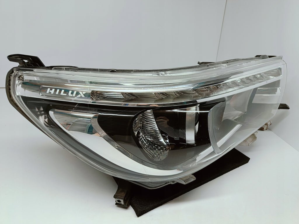 TOYOTA HILUX VIII 8 15- LAMPA REFLEKTOR PRAWY PRZÓD LED KOITO 0K-56