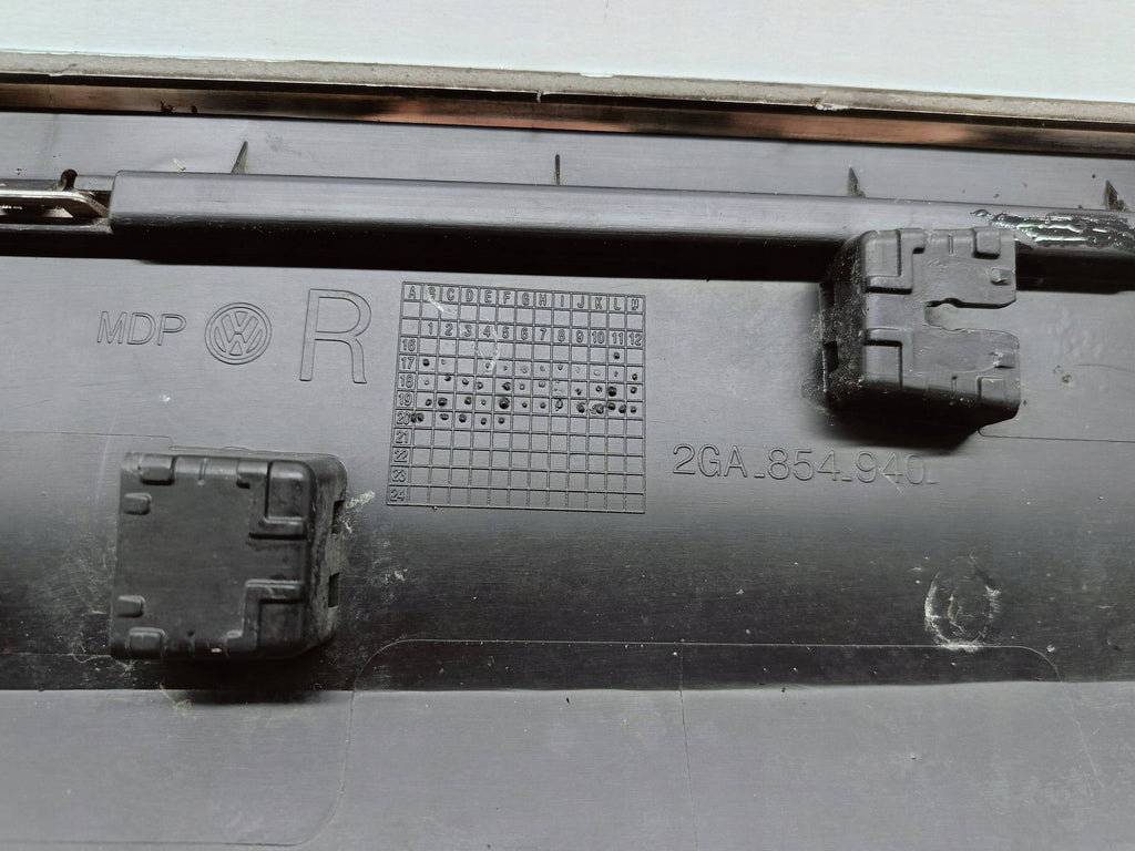 Volkswagen T-Roc 17- LISTWA DRZWI PRAWA PRZÓD PRZEDNIA 2GA854940