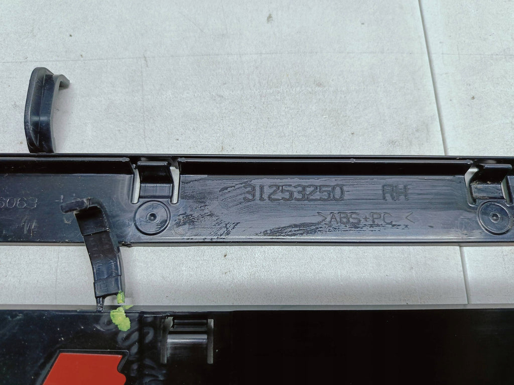 Volvo XC90 GLEITSTÜCK HALTER HAK BEFESTIGUNG TRÄGER SCHWELLER RECHTS 31253252