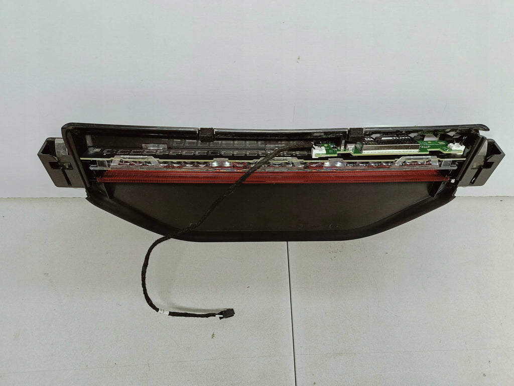 Tesla Model Y MY 20- TRZECIE ŚWIATŁO STOP KLAPY BAGAŻNIKA 1632486-00-B