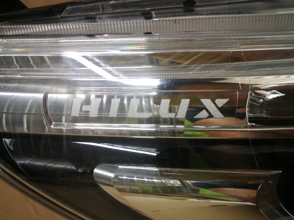 TOYOTA HILUX VIII 8 15- LAMPA REFLEKTOR PRAWY PRZÓD LED KOITO 0K-56