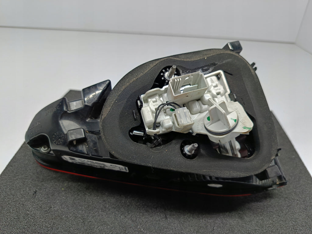 VW TOURAN II 5TA 15- LAMPA KLAPY BAGAŻNIKA LEWY TYŁ 5TA945093D