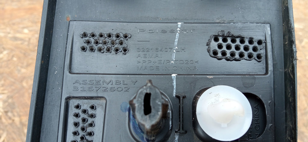 POLESTAR 2 II 19- NAKŁADKA LISTWA BŁOTNIKA LEWY PRZÓD 31672601